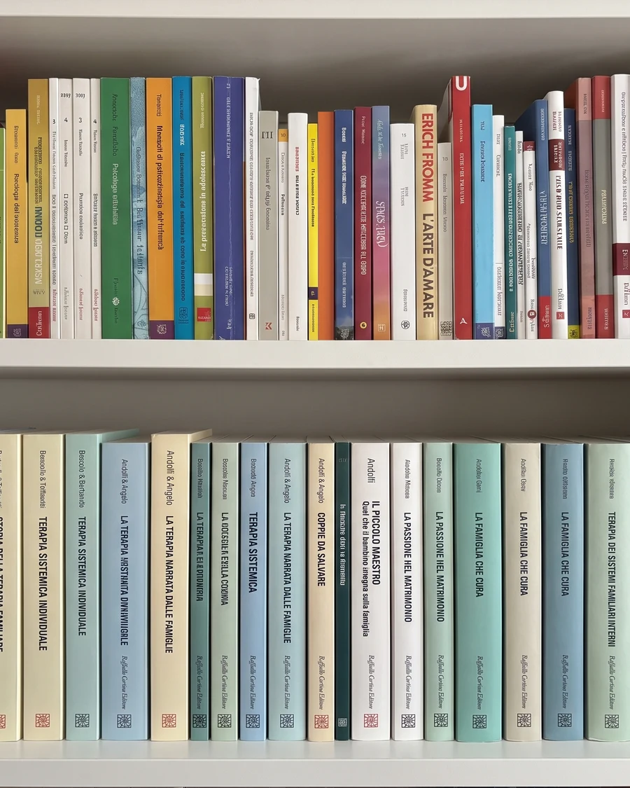 La libreria dello studio, con i libri di psicologia e di terapia sistemica